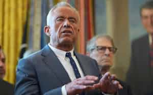 ホワイトハウスで話すケネディ厚生長官(18日、ワシントン)=AP ホワイトハウスで話すケネディ厚生長官(18日、ワシントン)=AP