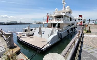 大阪湾内の岸壁に停泊したスーパーヨットのSTARDUST(2024年6月、大阪市)