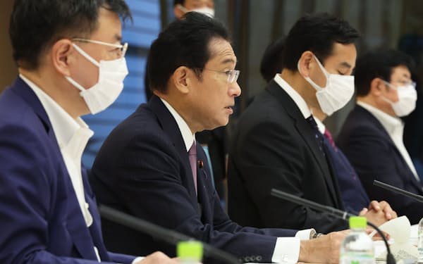 物価・賃金・生活総合対策本部の会合で発言する岸田首相（9日午前、首相官邸）