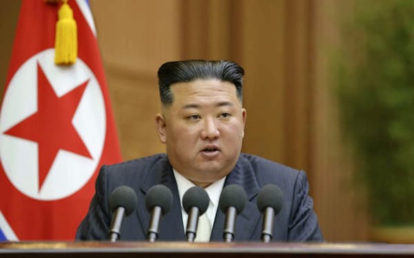 　8日、最高人民会議で施政演説を行う北朝鮮の金正恩朝鮮労働党総書記。9日付の労働新聞が掲載した（コリアメディア提供・共同）