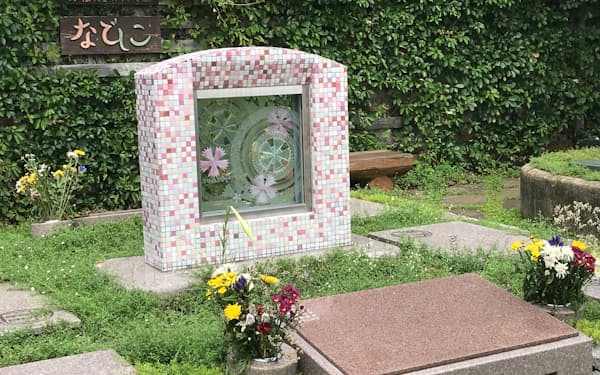 女性専用の永代供養墓「なでしこ」は明るいイメージのモニュメントが特徴（埼玉県鳩山町）