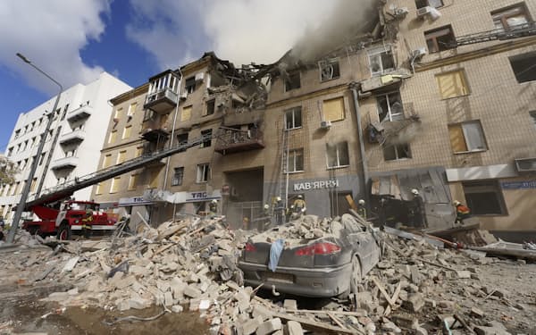 ロシア軍の攻撃で被害を受けた建物（６日、ウクライナ東部ハリコフ州）=AP