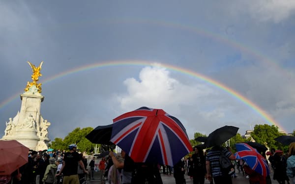 バッキンガム宮殿にかかった虹（8日、ロンドン）＝ロイター