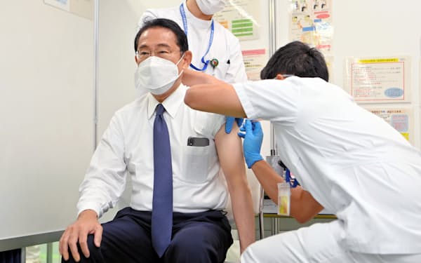 新型コロナワクチン大規模接種会場で４回目の接種を受ける岸田首相（12日、東京都千代田区）