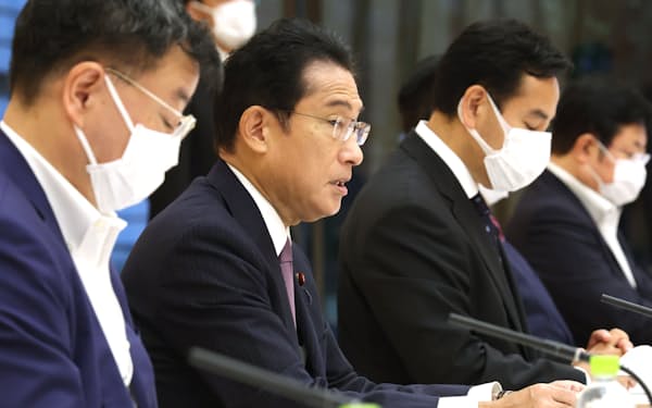物価・賃金・生活総合対策本部の会合で発言する岸田首相（9日午前、首相官邸）