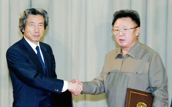 首脳会談を終え、「日朝平壌宣言」に署名し握手を交わす北朝鮮の金正日総書記（右）と小泉純一郎首相。（２００２年９月１７日午後、平壌市の百花園（代表撮影）。