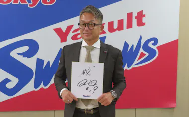 記録達成や成長など、25年目の来季にかける思いを「成」の字に託したヤクルト・石川雅規。肉食系を思わす健全な欲が、若さの源だ(12月12日の契約更改後)