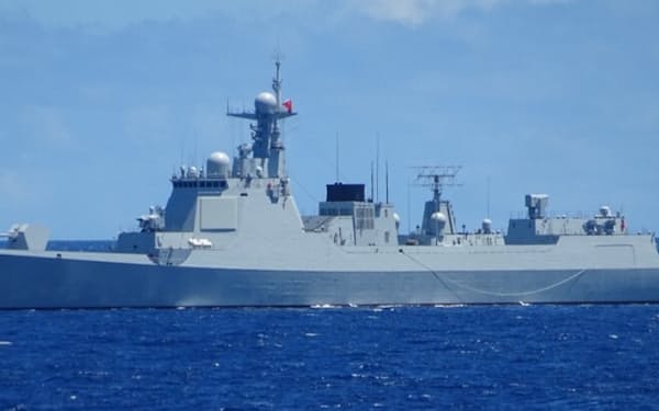 中国海軍のミサイル駆逐艦=防衛省提供