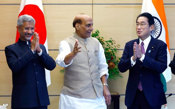 インドの(左から)ジャイシャンカル外相、シン国防相の表敬を受ける岸田首相(9日午前、首相官邸)=AP