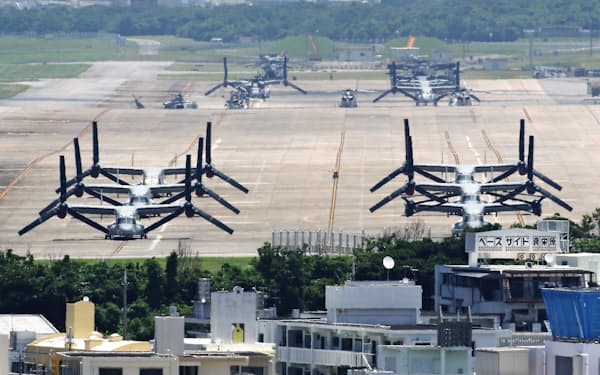 オスプレイが駐機する米軍普天間基地（沖縄県宜野湾市）