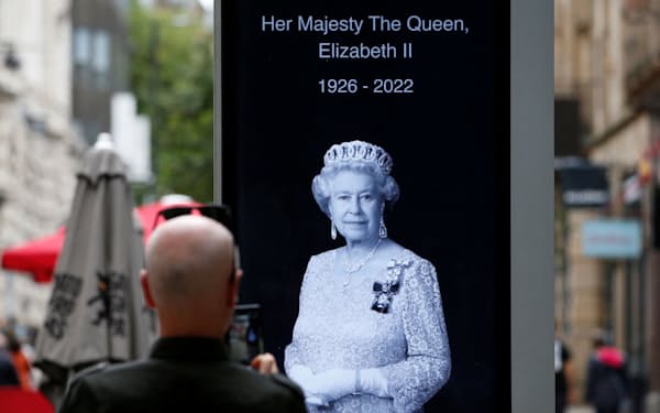 亡くなった女王エリザベス2世は多くの市民に慕われた（10日、英中部マンチェスター）＝ロイター