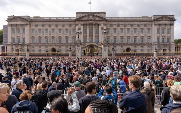 女王の死を受けてバッキンガム宮殿には多くの市民が集まった（9日、ロンドン）＝ロイター