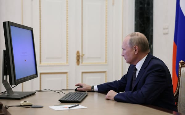 １０日、モスクワで電子投票を済ませたプーチン大統領＝ロイター