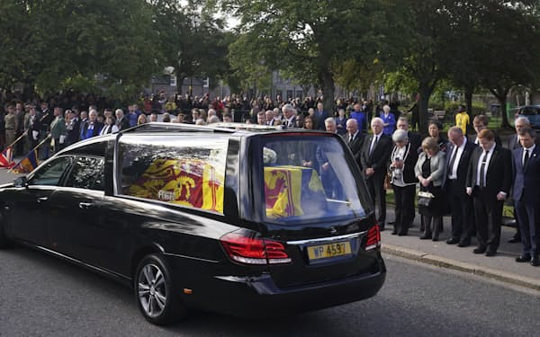 女王に哀悼の意を示すため、沿道には多くの人が集まった（11日、スコットランド）＝PA・AP