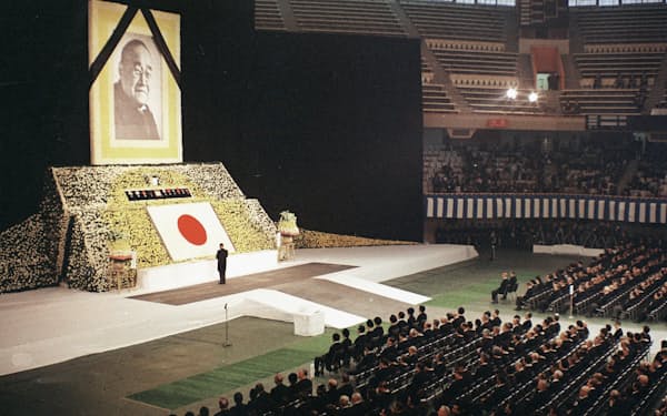 吉田茂元首相の国葬で追悼の辞を述べる当時の佐藤栄作首相（1967年10月31日、日本武道館）＝共同