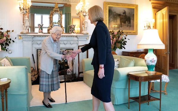 エリザベス女王（左）は死去の2日前、女王にとって15人目となる首相にトラス氏（右）を任命した（6日、北部スコットランドのバルモラル城）＝ロイター