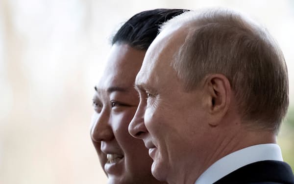 北朝鮮の金正恩総書記（左）とロシアのプーチン大統領は互いを必要としている（2019年、ロシア極東ウラジオストク）＝ロイター