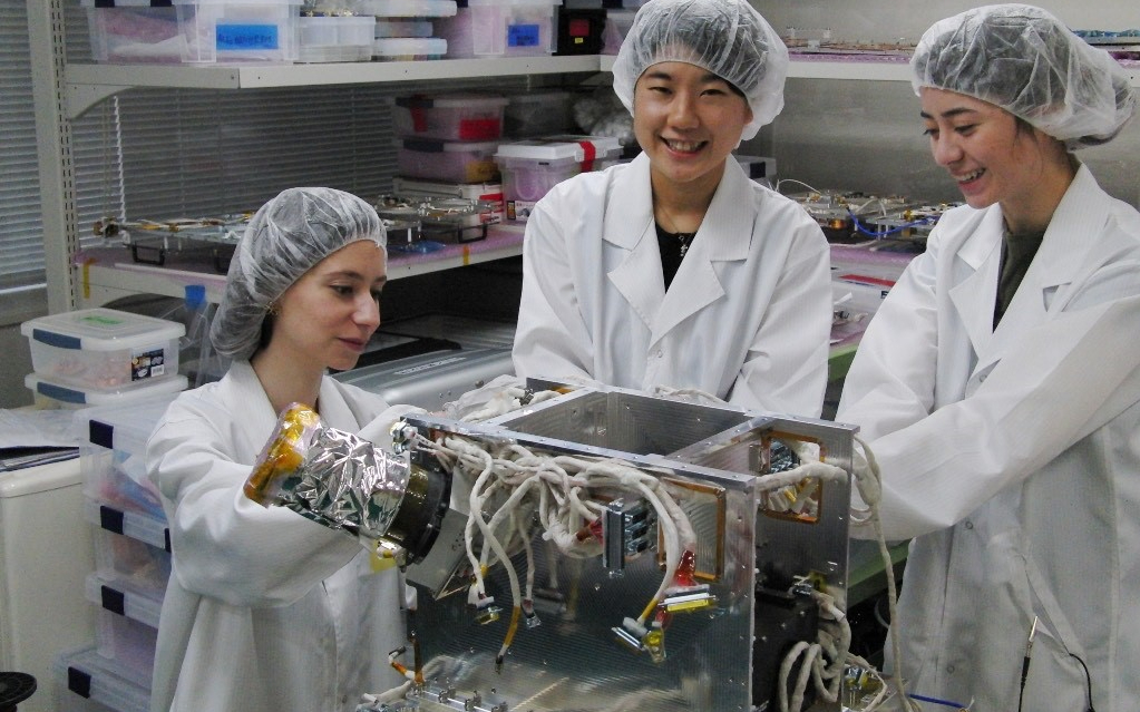 宇宙飛行士を目指す小仲美奈さん(中央) ©東北大学工学部Space Robotics Laboratory