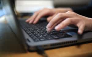 在宅勤務でパソコンに向かう会社員 在宅勤務でパソコンに向かう会社員