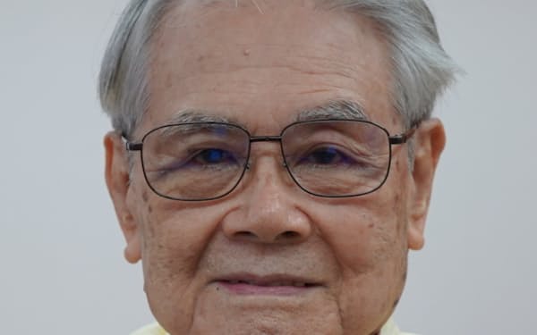稲嶺恵一（いなみね・けいいち）氏　1933年生まれ、中国遼寧省出身。57年慶応大卒、いすゞ自動車入社。86年琉球石油（現りゅうせき）社長。98年から沖縄県知事を2期務めた。