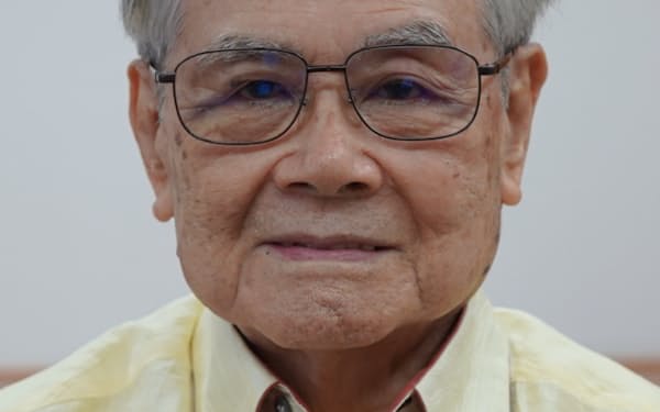 稲嶺恵一(いなみね・けいいち)氏 1933年生まれ、中国遼寧省出身。57年慶応大卒、いすゞ自動車入社。86年琉球石油(現りゅうせき)社長。98年から沖縄県知事を2期務めた。
