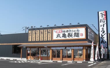丸亀製麺は各店舗でうどんを打つなど人手による顧客サービスにこだわる