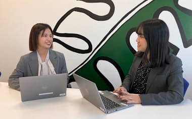 人材大手エンの白石彩絵さん㊧は1on1でリーダーの小林菜津子さんに「うれしかった」「悲しかった」という気持ちを伝えている