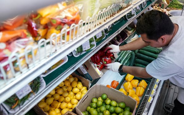 米スーパーマーケット業界では食品の販売競争が激化している（８月、ワシントンのスーパー）＝ロイター