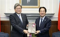 会談した台湾の頼清徳総統(右)と自民党の萩生田光一幹事長代行(22日、台北市)=総統府提供・共同