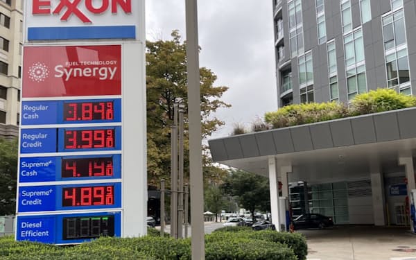 ガソリン価格は９月に入り１ガロン（約４リットル）４ドルを割り込んだ（12日、米ワシントン）