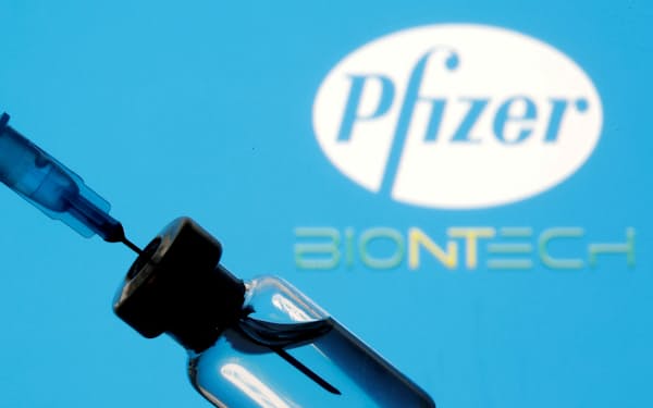 FILE PHOTO: A vial and syringe are seen in front of a displayed Pfizer and BioNTech logo in this illustration taken January 11, 2021. REUTERS/Dado Ruvic/Illustration/File Photo/File Photo