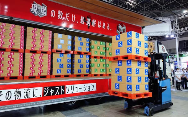 豊田自動織機が開発した自律式の自動運転フォークリフト(13日、東京・江東)