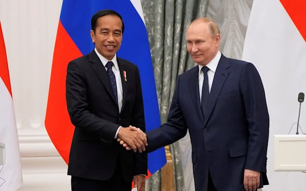 モスクワを訪れ、ロシアのプーチン大統領（右）と握手するインドネシアのジョコ大統領（6月）＝ロイター