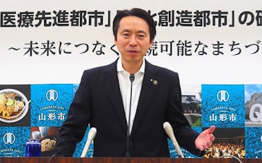 山形市の佐藤市長は「健康ポイント事業SUKSK」の登録者を「さらに1万人は増やしたい」と意気込む(22日、市役所)