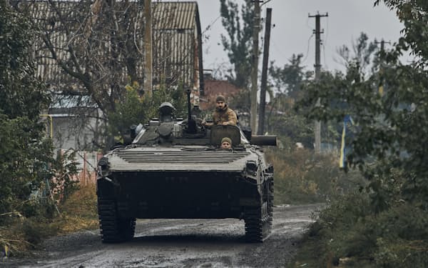 12日、北東部ハリコフ州で奪還した領土を移動するウクライナ軍の戦車＝AP