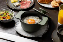 シグネチャーメインディッシュの「卵かけご飯 ‘ル・プリスティン’」(ホテル虎ノ門ヒルズ)