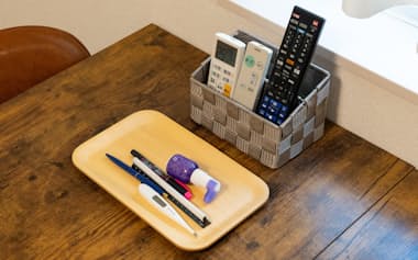 こまごましたものはトレーにのせるとすっきり片付く=宮口 穣撮影