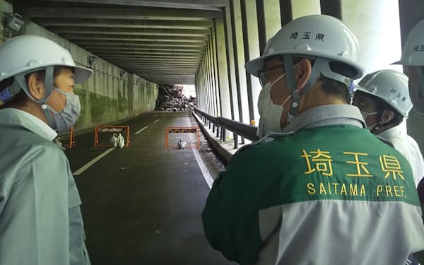 秩父市で起きた土砂崩落事故の現場を視察する大野知事㊨（13日、埼玉県提供）