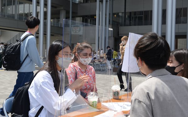 立命館大学では学生団体が留学生の歓迎イベントを開いた(4月、大阪府茨木市)=同大提供