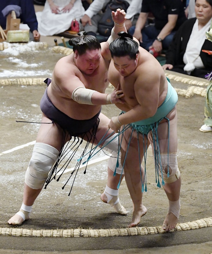 照ノ富士が白星先行 御嶽海は黒星 大相撲秋場所3日目 日本経済新聞 照ノ富士が白星先行 御嶽海は黒星 大相撲秋場所3日目 日本経済新聞