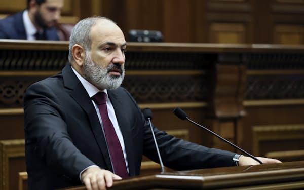 13日、議会で演説するアルメニアのパシニャン首相（エレバン）＝ＡＰ