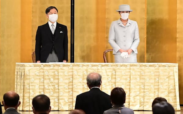 日本遺族会創立75周年記念式典に出席した天皇、皇后両陛下（12日、東京都千代田区）
