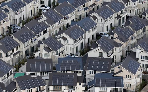 電気料金の高騰で太陽光発電の設置を考える人は増えている（神奈川県藤沢市）