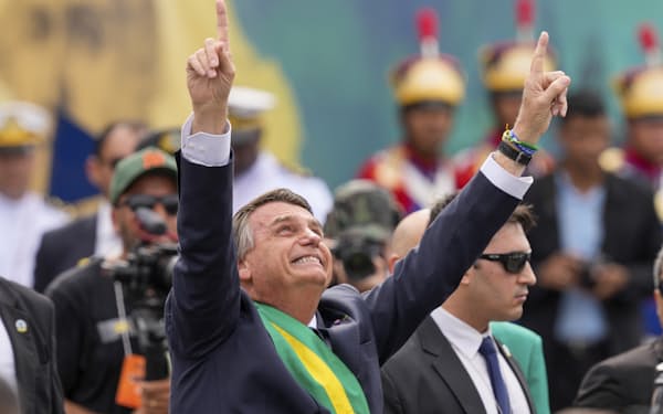 10月のブラジル大統領選では、再選を目指す現職ボルソナロ氏の劣勢が伝えられる=AP