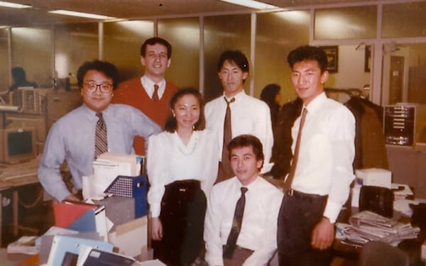 日本で技術チームを立ち上げ、営業部門と一体で事業を進めた（左から２人目がデルマス氏）