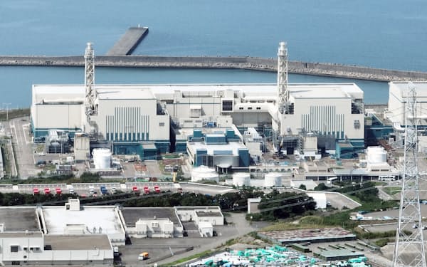 新潟県の東京電力柏崎刈羽原子力発電所の７号機（左）と６号機