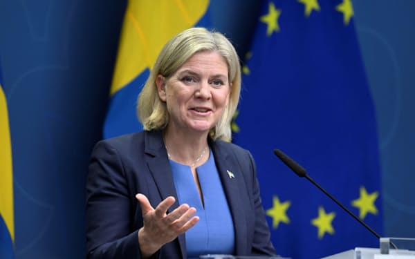 議会選の敗北を認めるスウェーデンのアンデション首相（14日、ストックホルム）＝ロイター