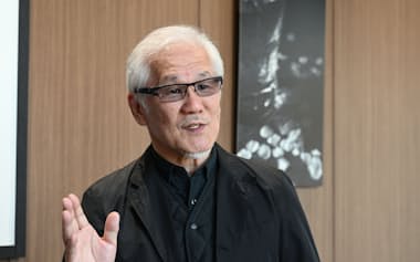 1955年東京都生まれ。テレビの世界で働いた後に写真家としての活動をスタート。ポルシェジャパンの公認フォトグラファーを28年間務めた。著書「写真家の引き出し」は自動車写真のバイブルと称される。