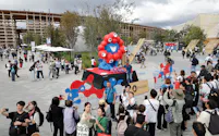 万博会場のミャクミャク像前で記念撮影する人たち(10月、大阪市此花区)