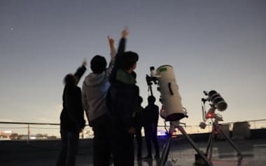 学校の屋上で天体を観測する東京都立立川高校天文気象部の生徒(2025年11月、東京都立川市)
